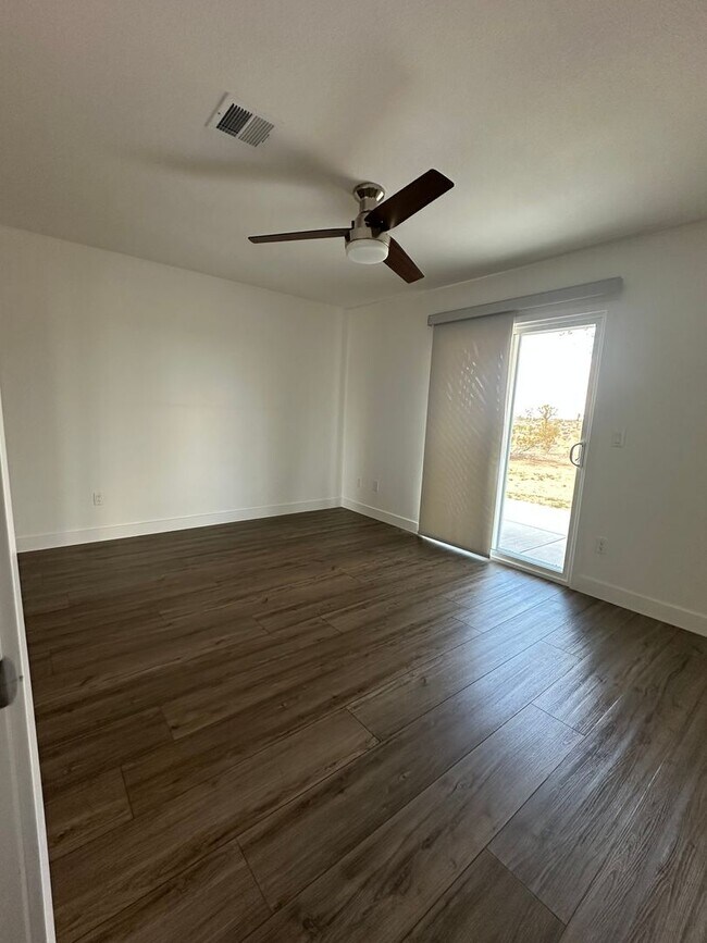 Foto del edificio - $200 MOVE IN SPECIAL! Newly Remodeled 3 be...