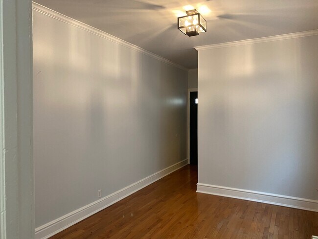 Building Photo - 1048 W Bryn Mawr Ave