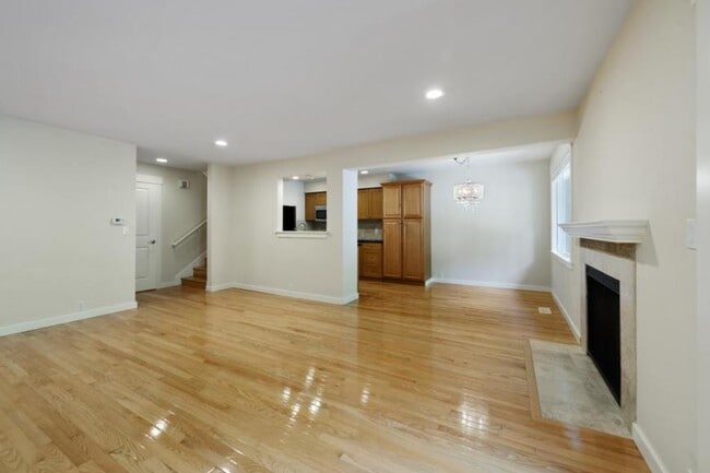 Building Photo - 3 bedroom in Bellevue WA 98007