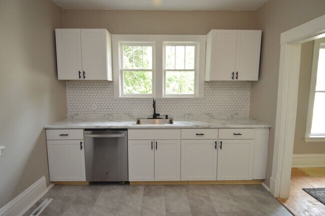 Foto del edificio - One of a Kind 2 bed 1 bath Single-Family Home