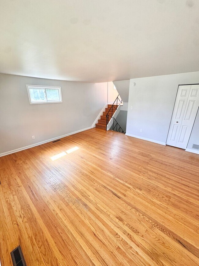 Building Photo - SUPER CLEAN THREE BEDROOM TOWNHOME