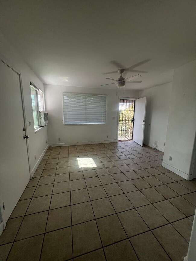 Foto del edificio - Highly Desired 2 bedroom, 1 bath, 2 parkin...