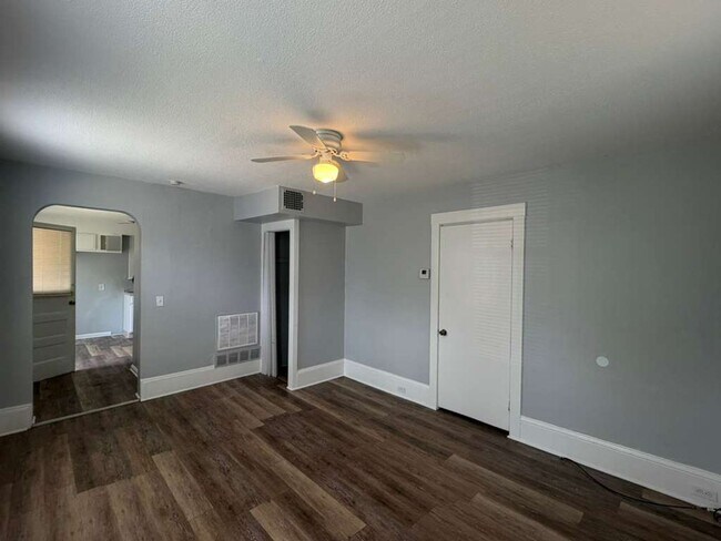 Foto del edificio - 3130 W 33rd St