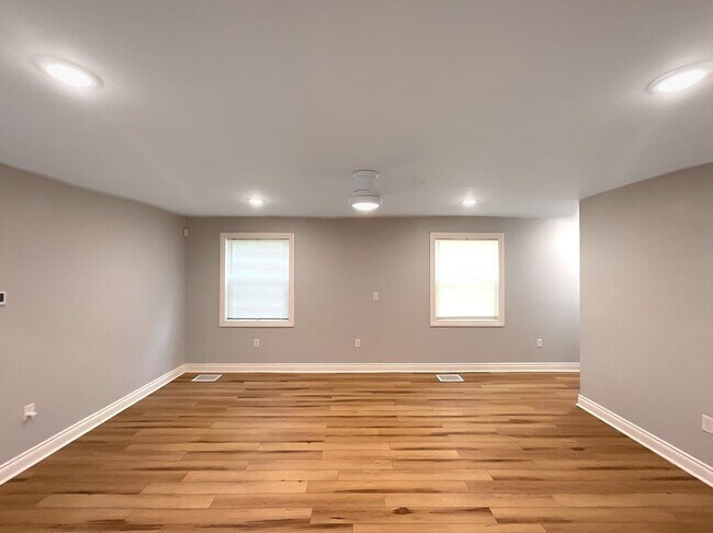 Building Photo - LEASING