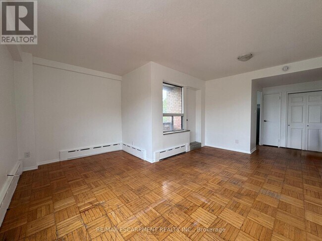 Building Photo - 405 - 325A JAMES STREET S
