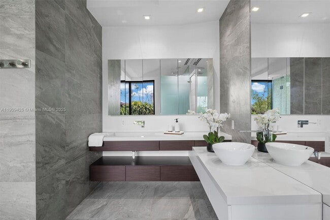 Foto del edificio - 521 Holiday Dr