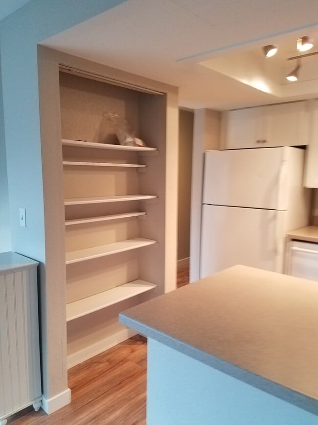 Building Photo - Ready for move in! Top Floor Condo with Fi...