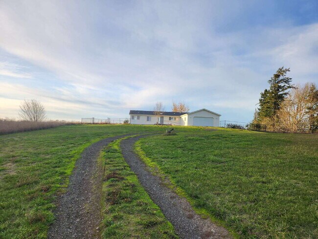 Foto del edificio - 3 bed 2 bath 2 car garage w/ great views i...