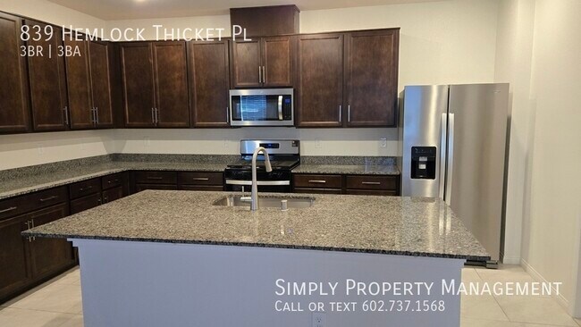 Foto del edificio - 839 Hemlock Thicket Pl