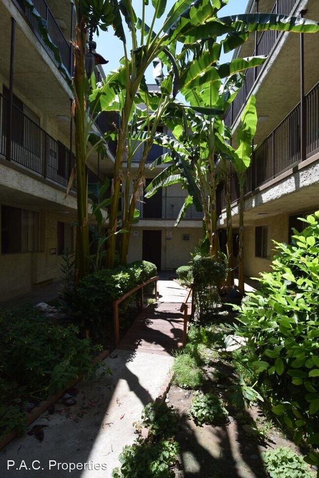 Building Photo - 2 br, 2 bath Apartment - 21018 Gresham Str...
