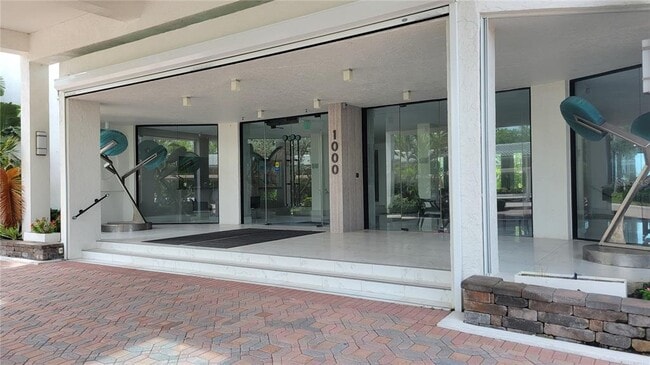 Building Photo - 1000 Longboat Club Rd