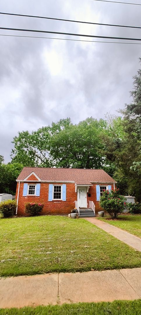 Foto del edificio - Renovated Brick home  near Forest Hill