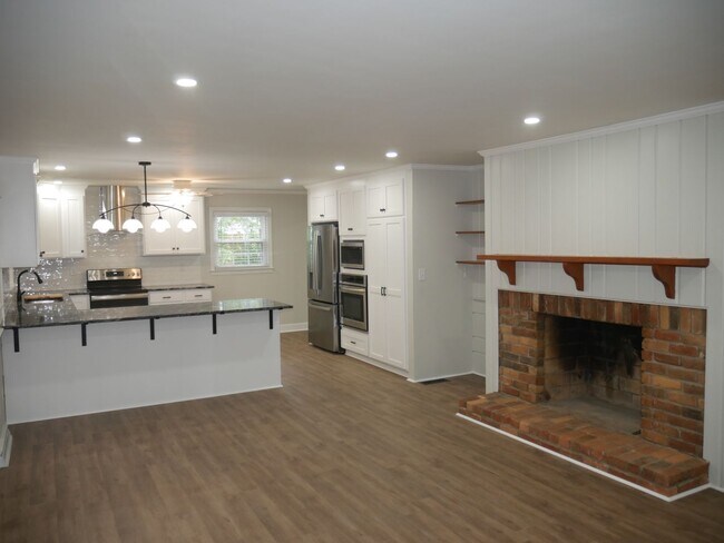 Foto del edificio - 2443 Greenwich Rd