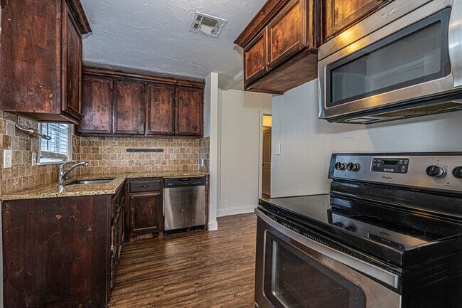 Building Photo - 2 Bed/1 Bath Home Near OCU!