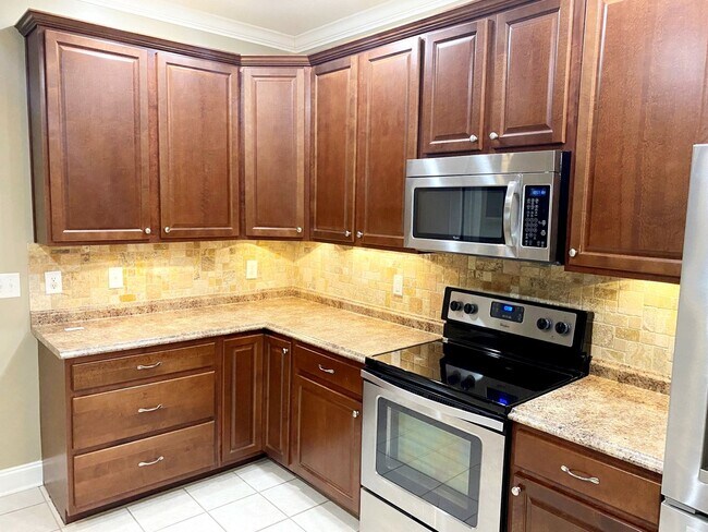 Foto del edificio - Coming Soon! Beautiful 3/2 with Garage and Sunroom in Johnson City, $2400, Lawn Care Included!