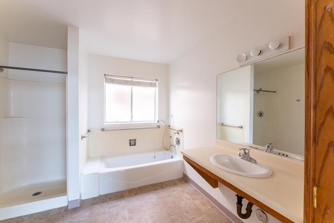 Building Photo - 11508 Moorpark St