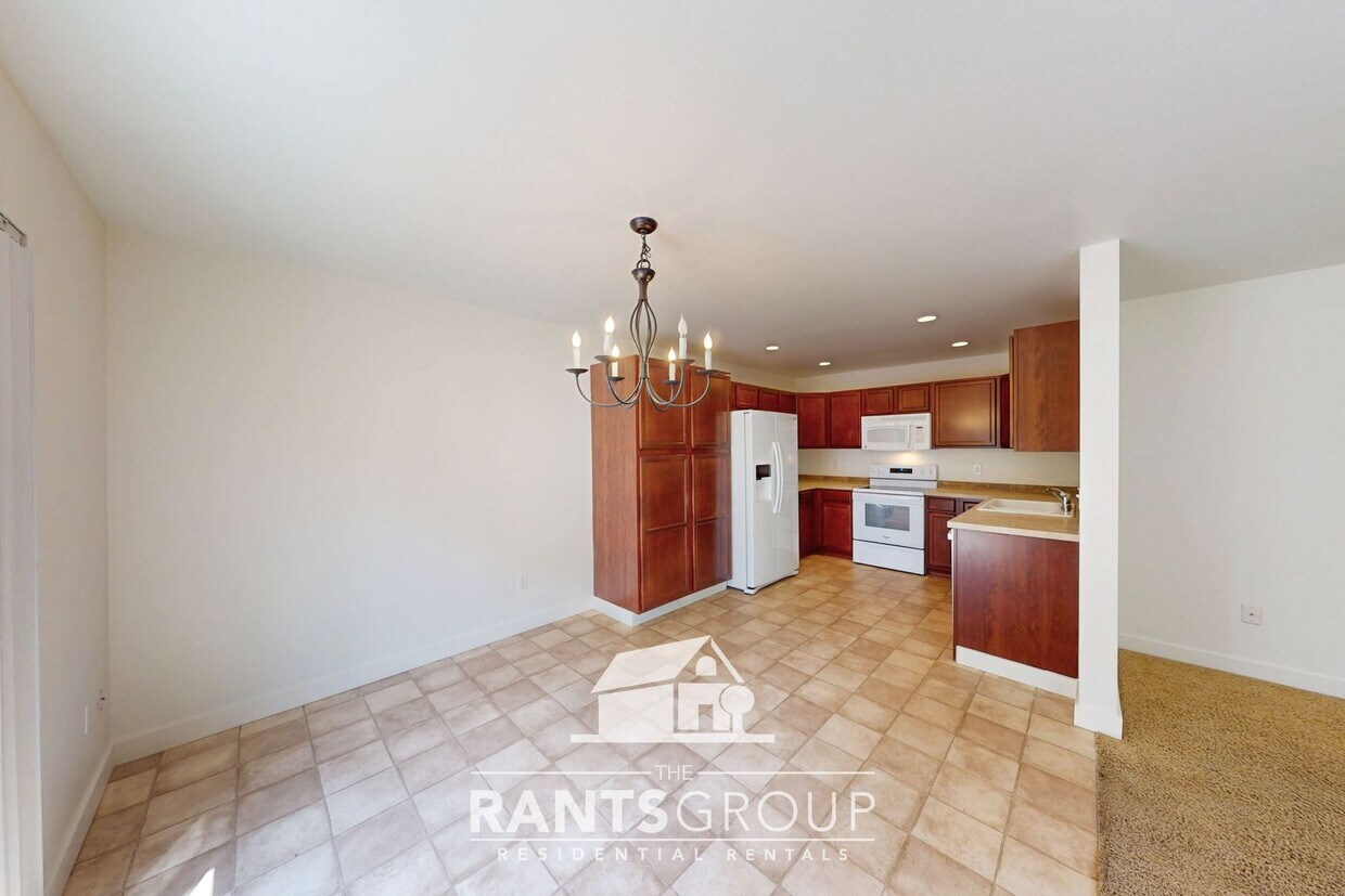 Foto principal - Modern Open-Concept Home with Fenced Backy...