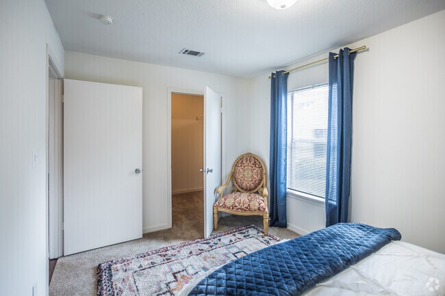 2 HAB, 2 BA - 1018 ft² - Shadow Lake Apartments
