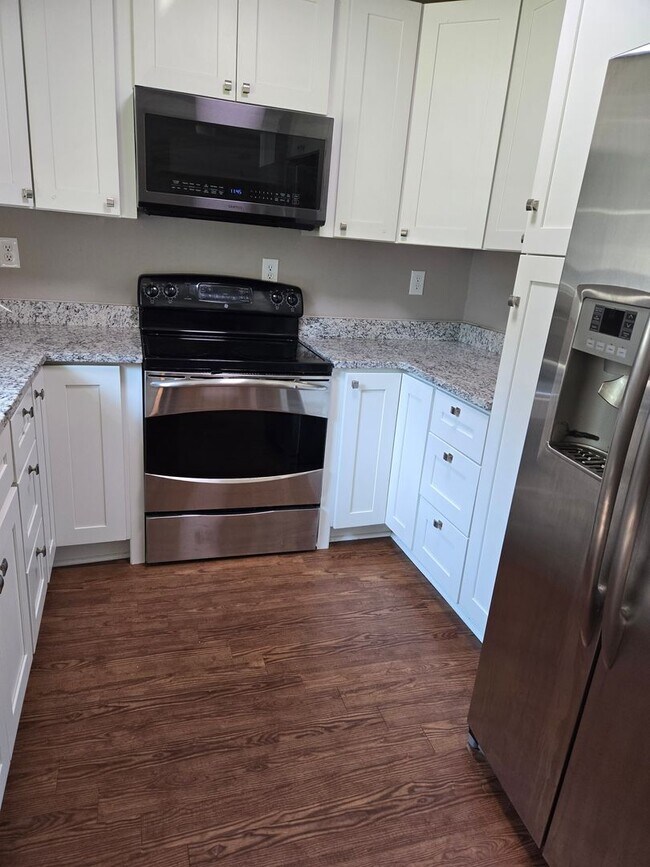 Building Photo - Country Ranch Style Home with attached Gar...