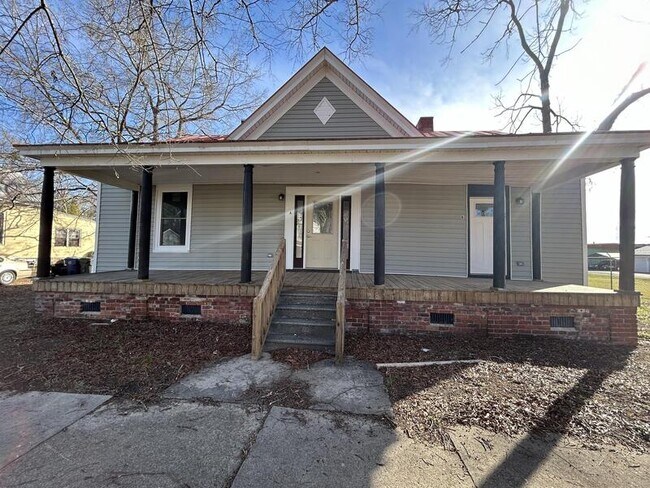 Building Photo - 215 E Peyton Ave