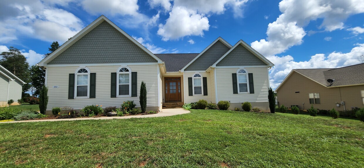 151 Castle Pines Ln, Statesville, NC 28625 House Rental in