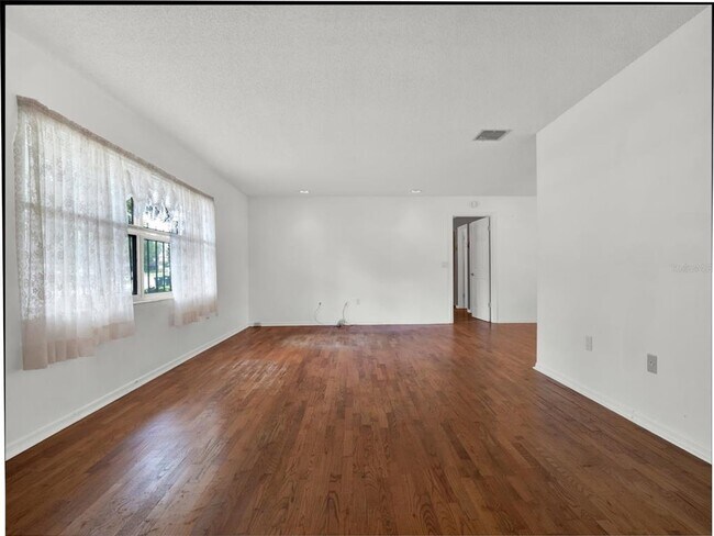 Foto del edificio - 6419 Hidden Dale Ave