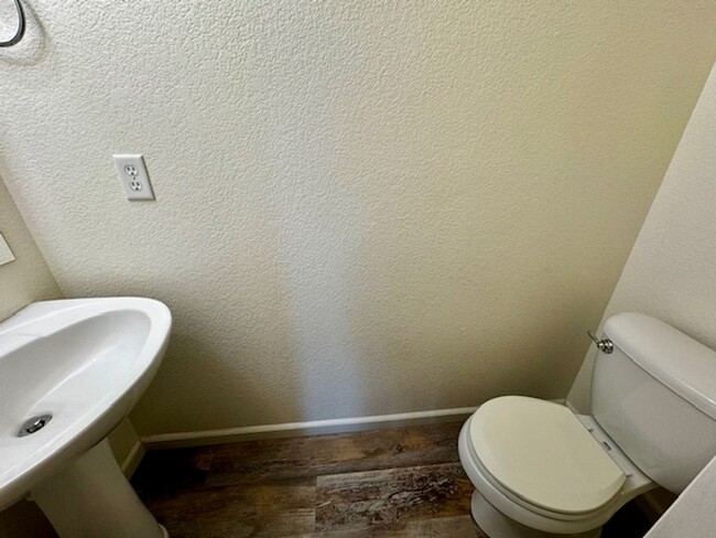 Building Photo - 3 BEDROOM 2.5 BATH SADDLE RIDGE TOWNHOUSE
