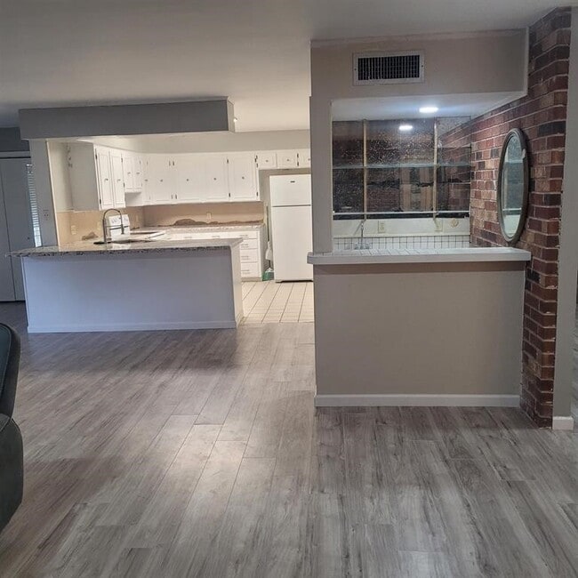 Building Photo - 3106 Oakmont Dr
