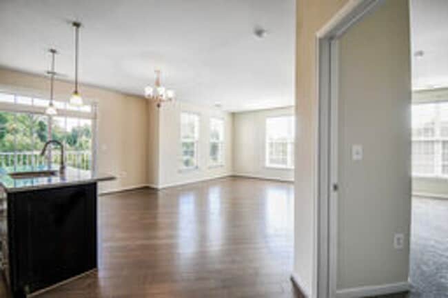 Building Photo - Spacious and Modern 2BR/2BA Condo in Norbe...