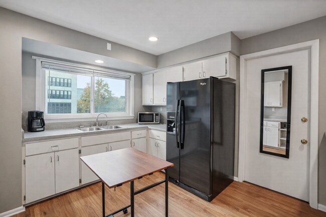 Foto del edificio - 1679 N Cass St