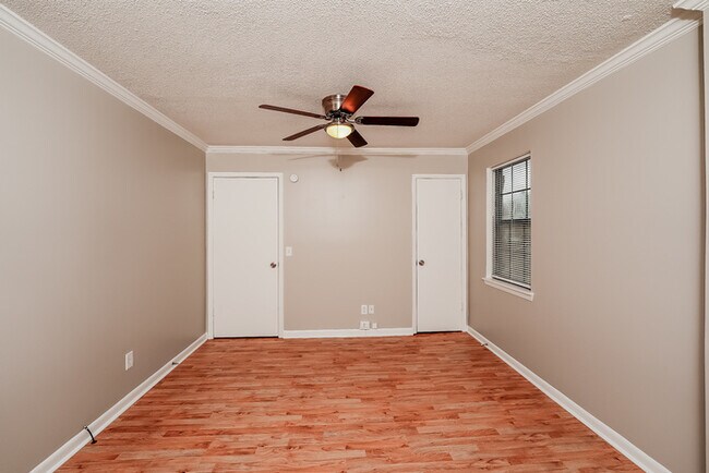 Building Photo - 356 Lakeshore Cir