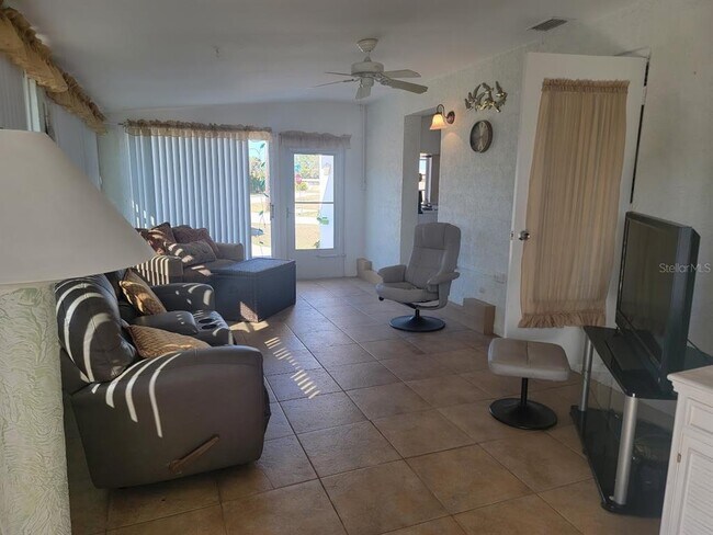 Foto del edificio - 8385 Aero Ave