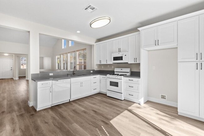 Building Photo - Gorgeous 3 Bedroom In Desired Natomas Park...