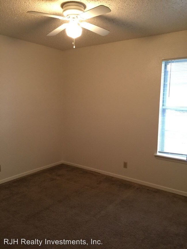 Building Photo - 2221 Lafayette Dr