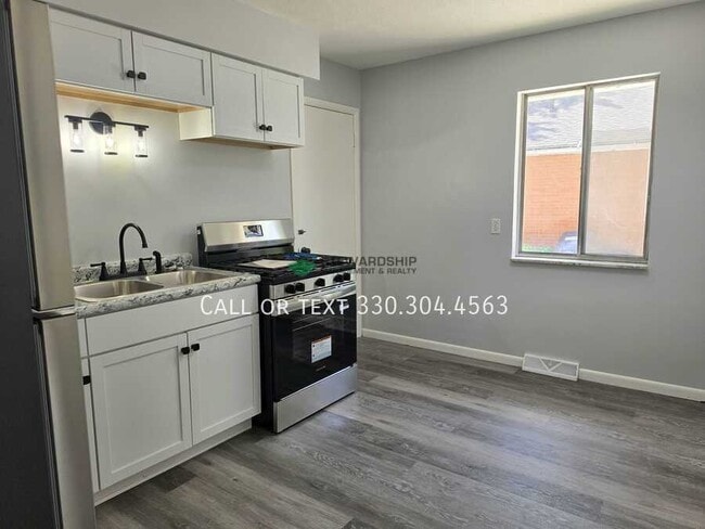 Building Photo - 2555 Edwin Ave