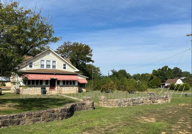 Building Photo - 885 Truslow Rd