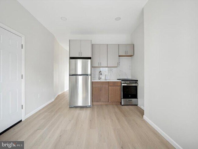 Building Photo - 931 E Woodlawn St