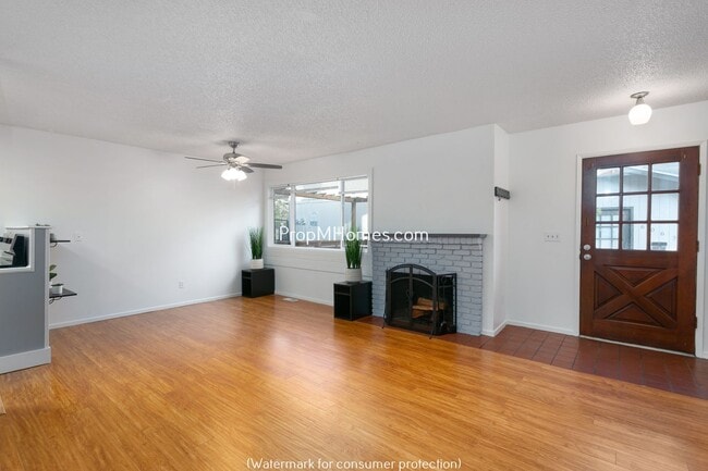 Building Photo - Two Bedroom in Four-Plex - Charming Highla...