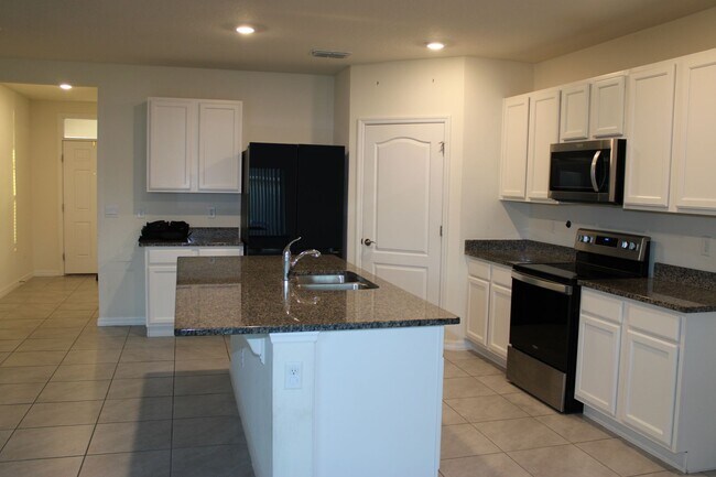 Foto del edificio - BEAUTIFUL 5 BEDROOM, 3 BATH SINGLE FAMILY ...