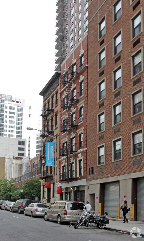 Primary Photo - 439 E 71st St