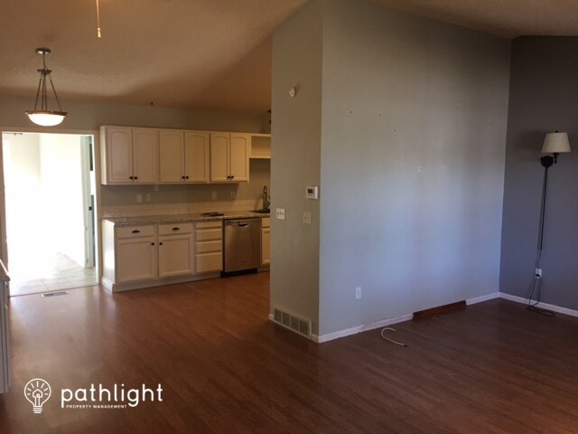 Building Photo - 1004 Blue Spruce Pl