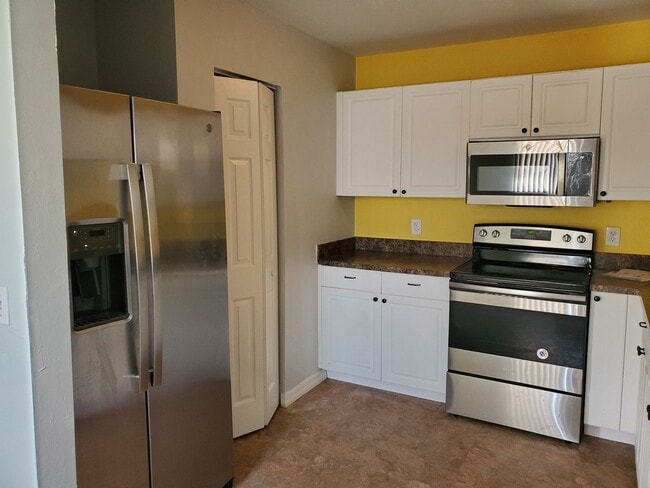 Building Photo - AVAILABLE NOW!  Cozy Home in Fort Myers