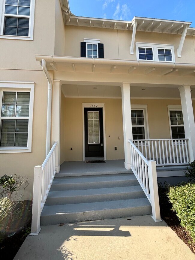 Foto del edificio - 3Bdrm 2.5Bath Townhome-- Detached 2 car ga...