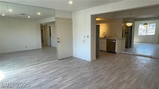 Foto del edificio - 1701 E Katie Ave