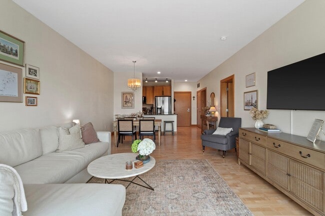 Building Photo - 1550 E Royall Pl
