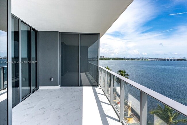 Foto del edificio - 700 NE 24th St