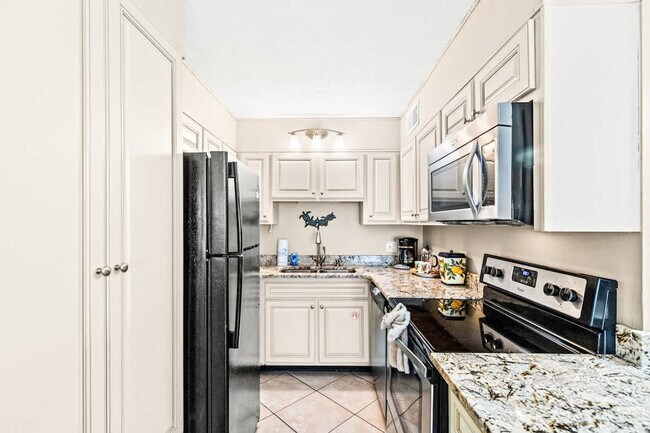 Building Photo - 8743 Thomas Dr