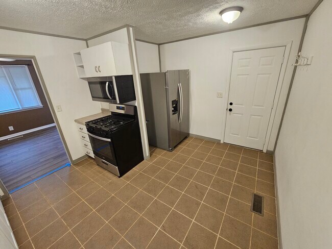 Building Photo - 2905 Silverbrook Ave