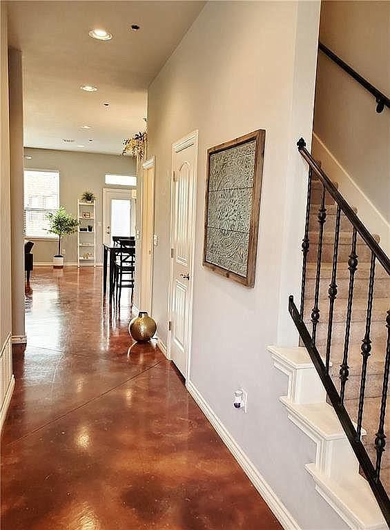 Entry - 477 S Fretz Ave