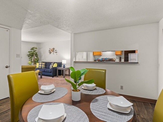 Área de comedor con sala de estar conectada - Mesa Ridge Apartments